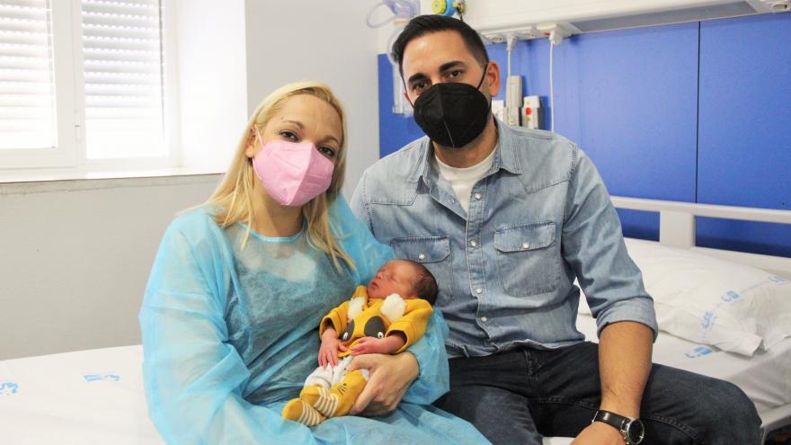 La familia junto a su bebé