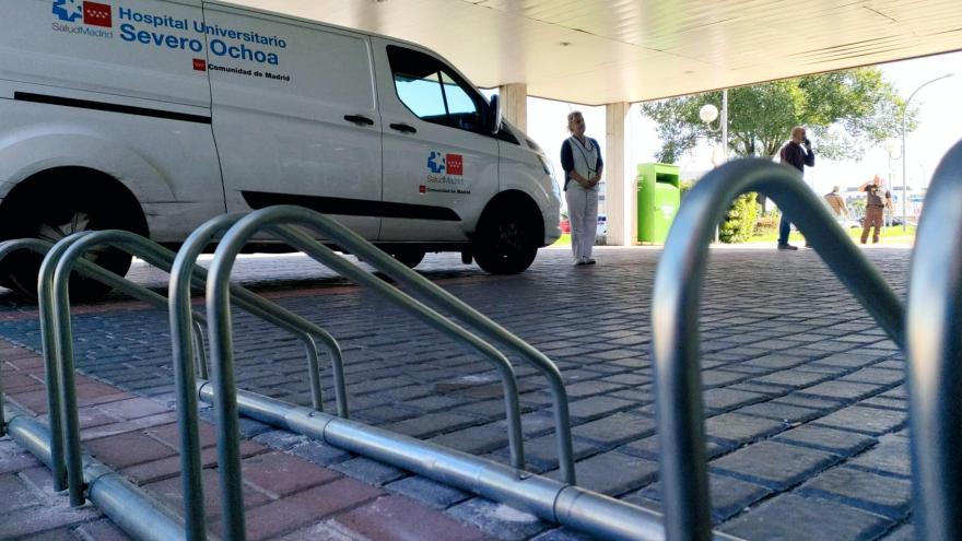 aparcabicis con furgoneta de fondo del Hospital Severo Ochoa