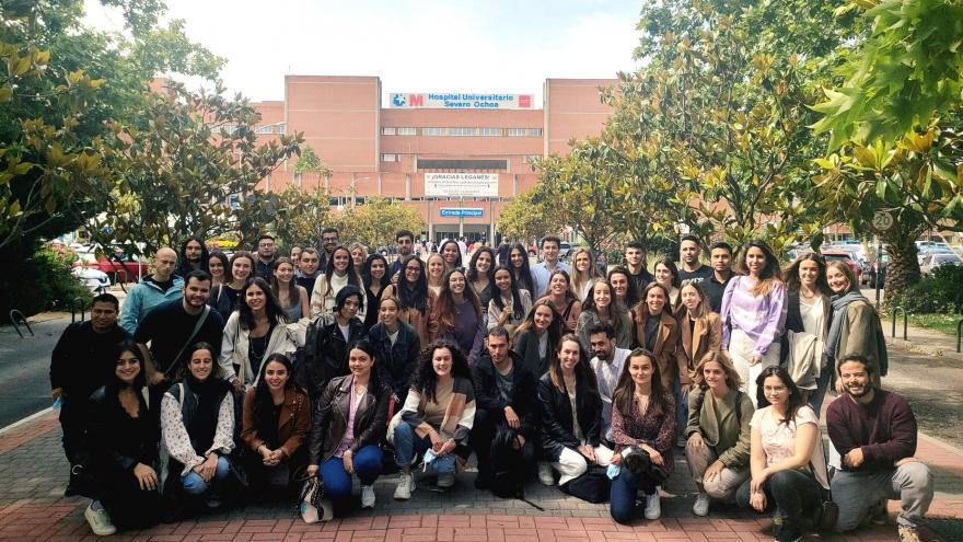 residentes 2023 en la entrada principal del hospital severo ochoa
