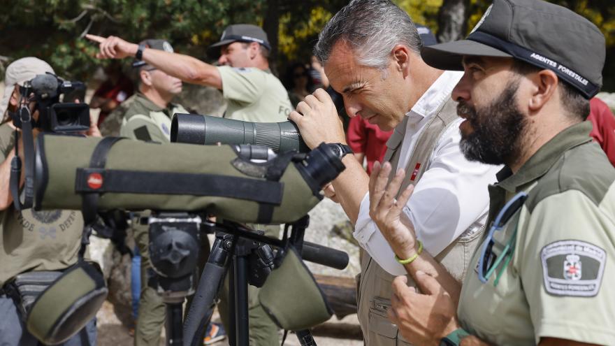 El consejero observa a través de un telescopio