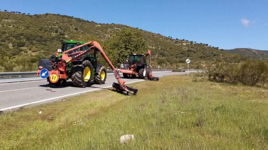 Márgenes Obreros trabajando en una carretera segando