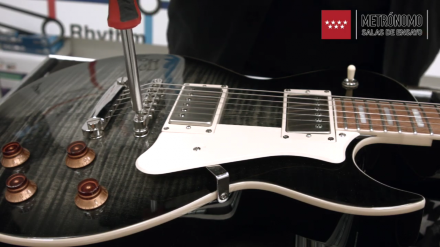 Arreglando una guitarra con un destornillador