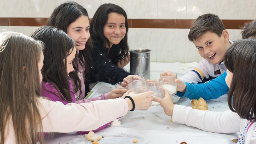 niños desayunando en el colegio