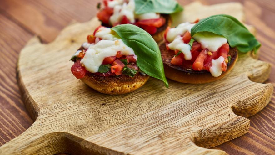 Tabla con panecillos con tomate albahaca y queso