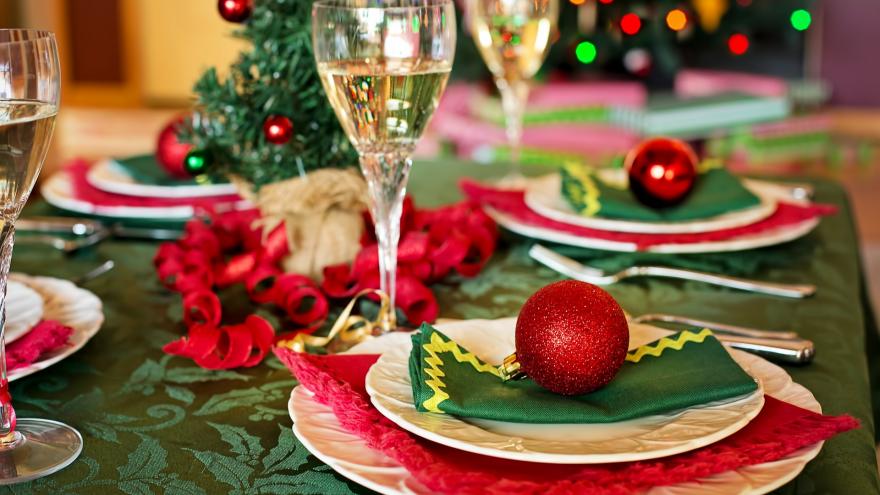 Mesa de Navidad con platos y copas
