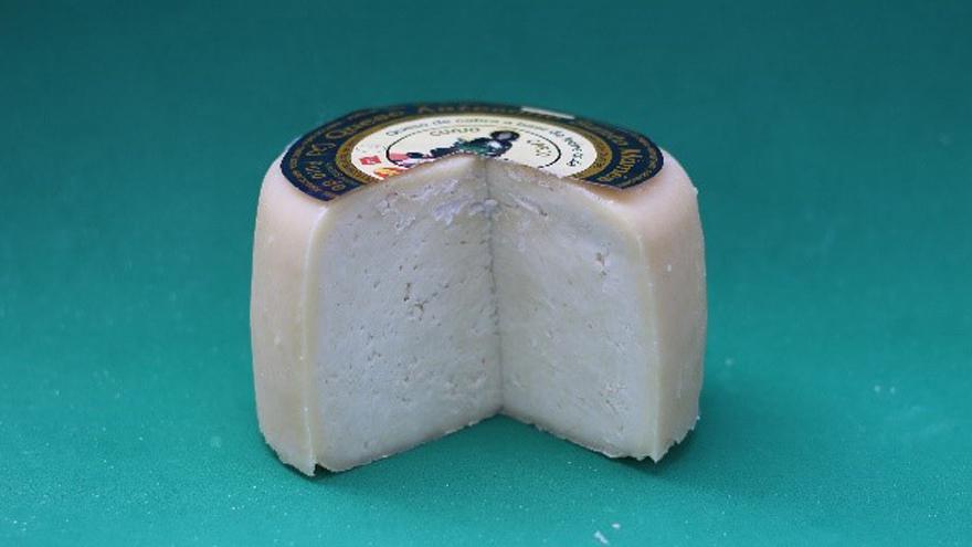 Fotografía de un queso Santo Mamés puro de cabra