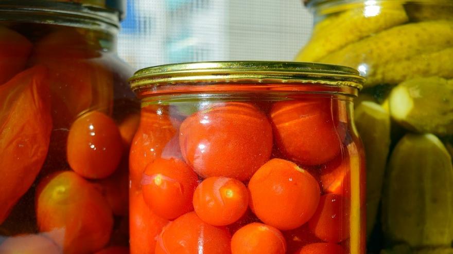 Botes de conservas tomates pepinos