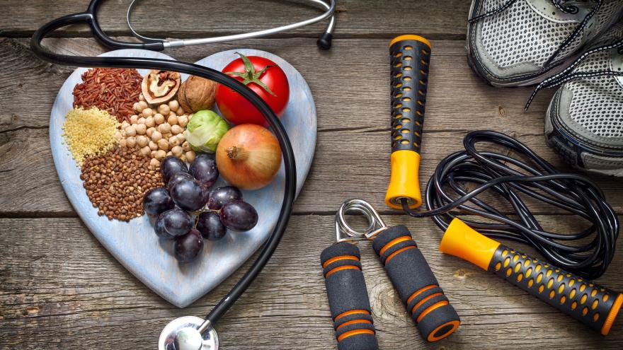 Dieta y ejercicio Alimentos saludables, zapatillas de deporte y aparatos de fitness
