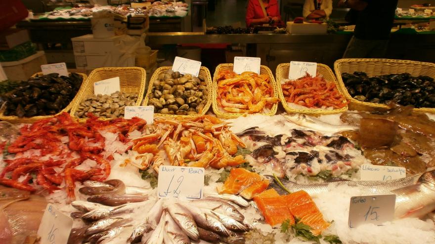 Pescados expuestos para la venta en  una pescadería