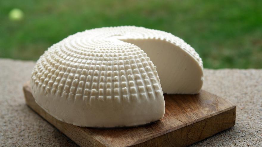 Queso de cabra sobre madera