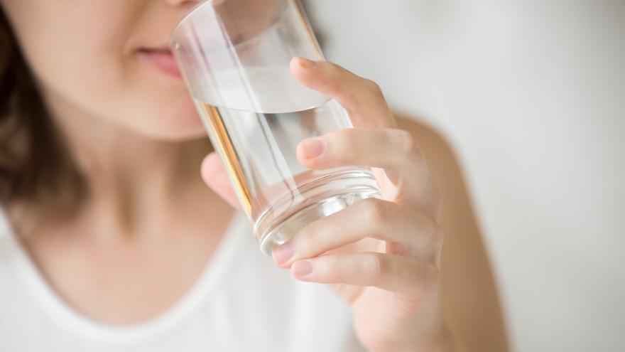 Una mujer tomando agua