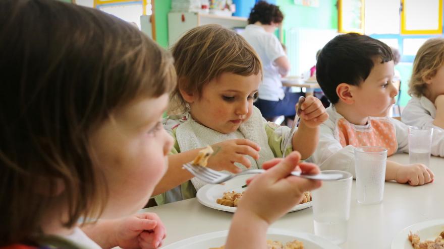 niños sentados comiendo