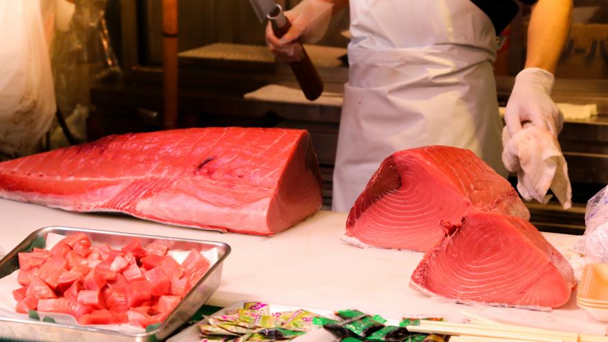 piezas de atún en una pescadería