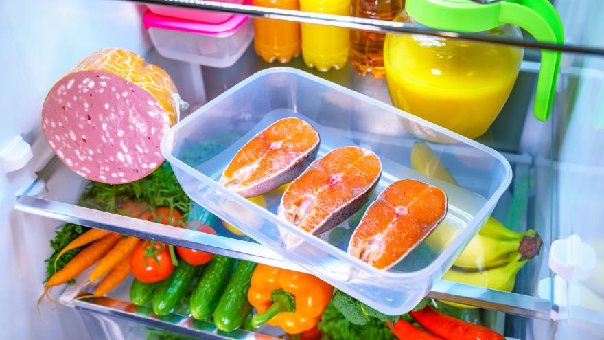 Nevera abierta con alimentos
