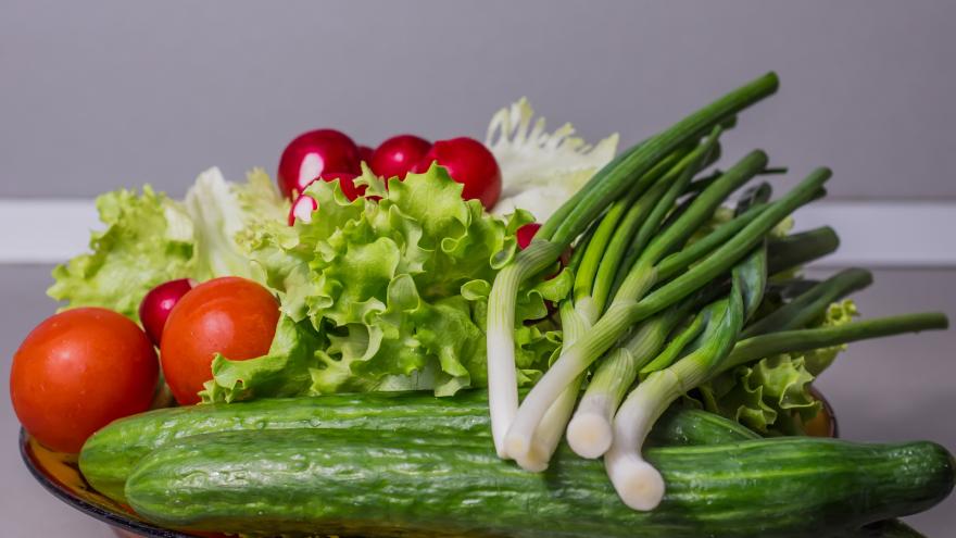 manos sosteniendo verduras