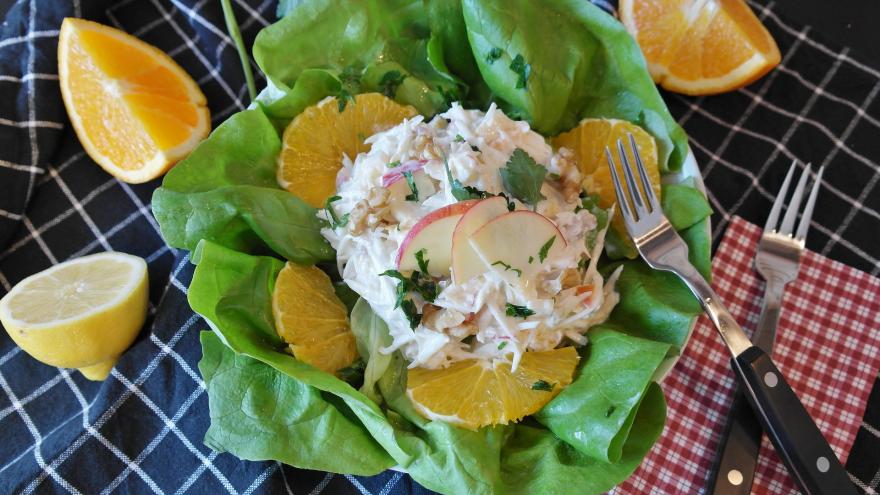 Ensalada waldorf (pollo, lechuga, natanja, queso, nueces,mayonesa )