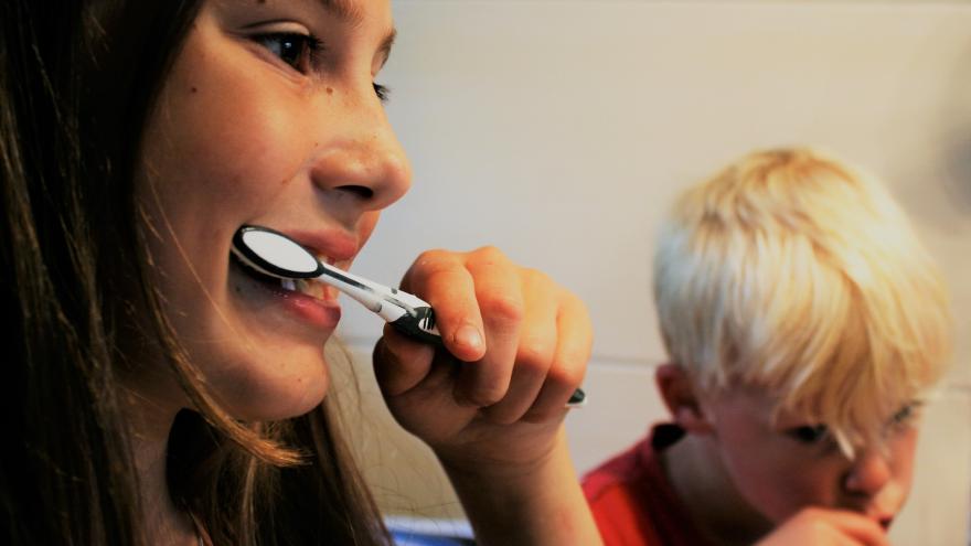 Niños cepillándose los dientes