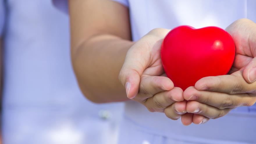 Mujer sujetando corazón de juguete