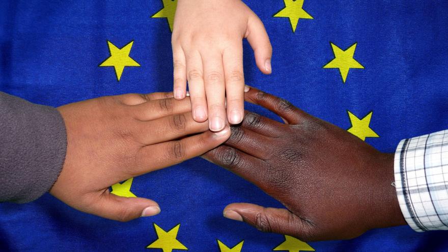 3 manos sobre bandera de Europa