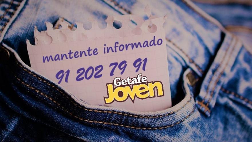 Bolsillo de pantalón vaquero con nota de número de teléfono y texto