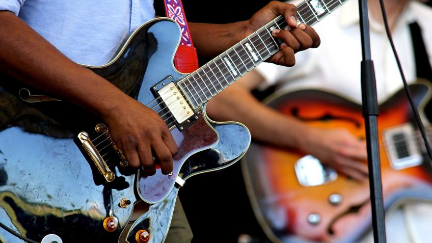 Jóvenes tocando guitarras eléctricas