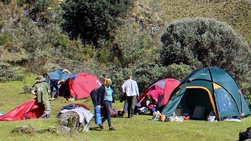 Grupo de jóvenes en una acampada