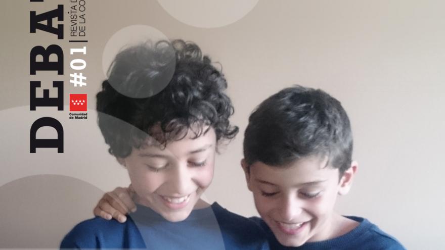 Portada de la revista DEBATES Niños mirando una tablet