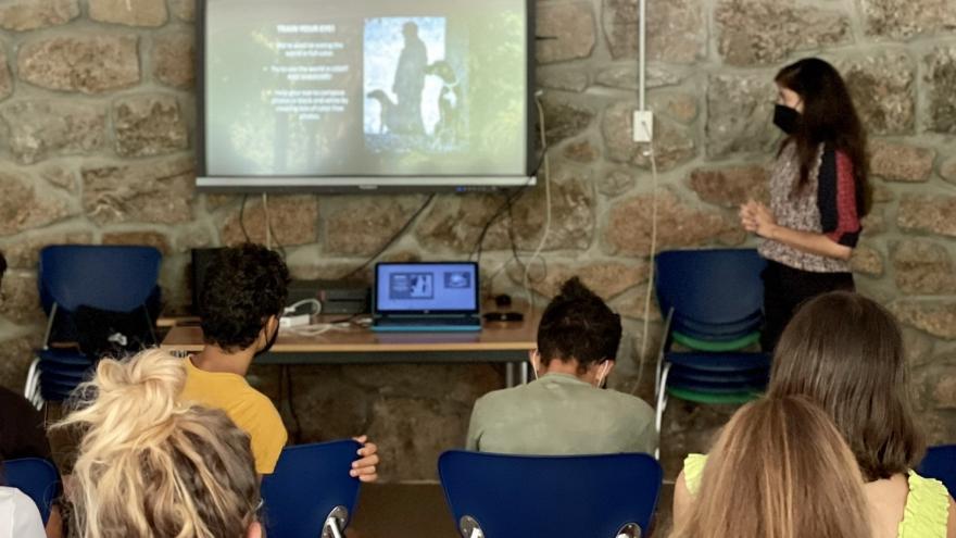 Jóvenes en aula mirando pantalla