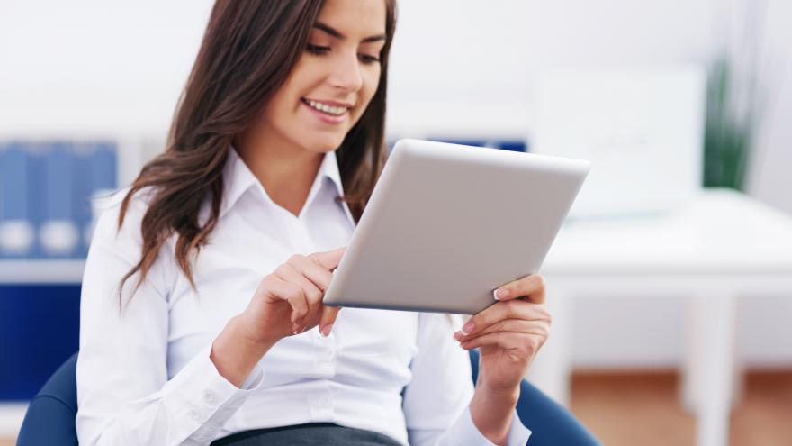 mujer con tablet en mano