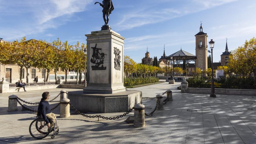 Plaza de Alcalá de Henares with a person in a wheelchair walking