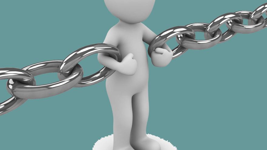 Donación: está en tus manos un muñeco de forma humana haciendo de eslabón de una cadena