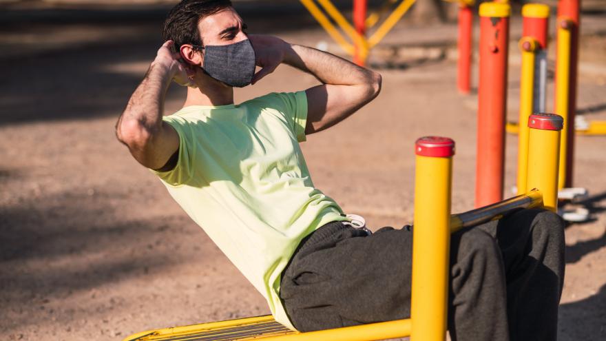 chico haciendo deporte en un parque