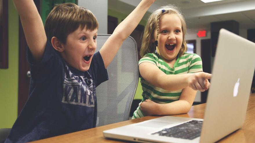 niños jugando frente al ordenador