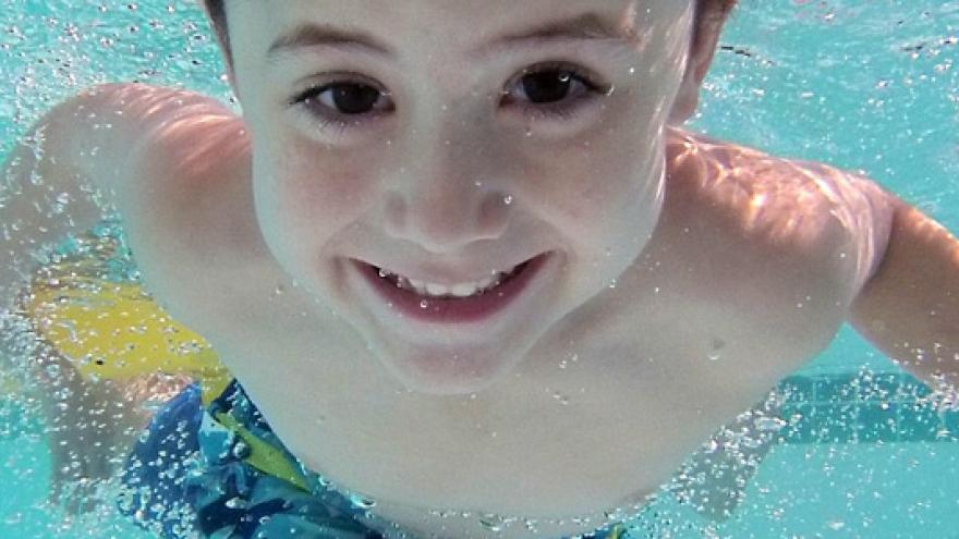 Niño sonriendo nadando