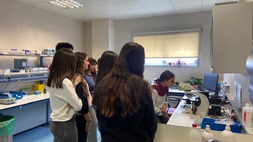 Alumnos en una clase sobre sanidad en el Hospital Ramón y Cajal
