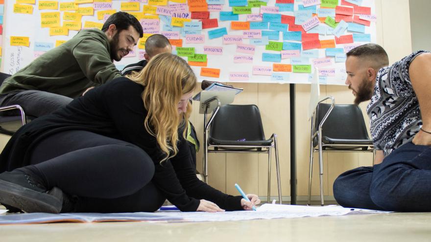 Jóvenes sentados en el suelo