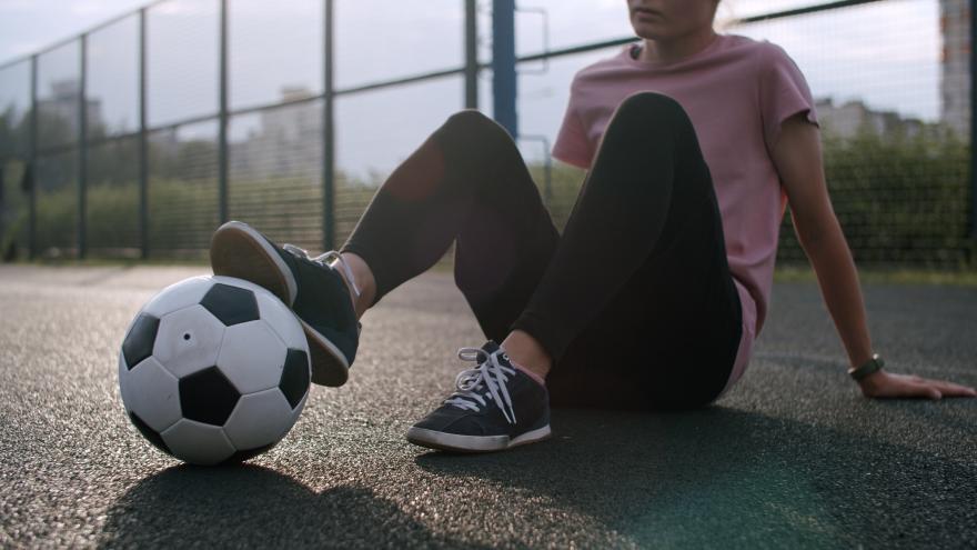 Mujer con balón en los pies