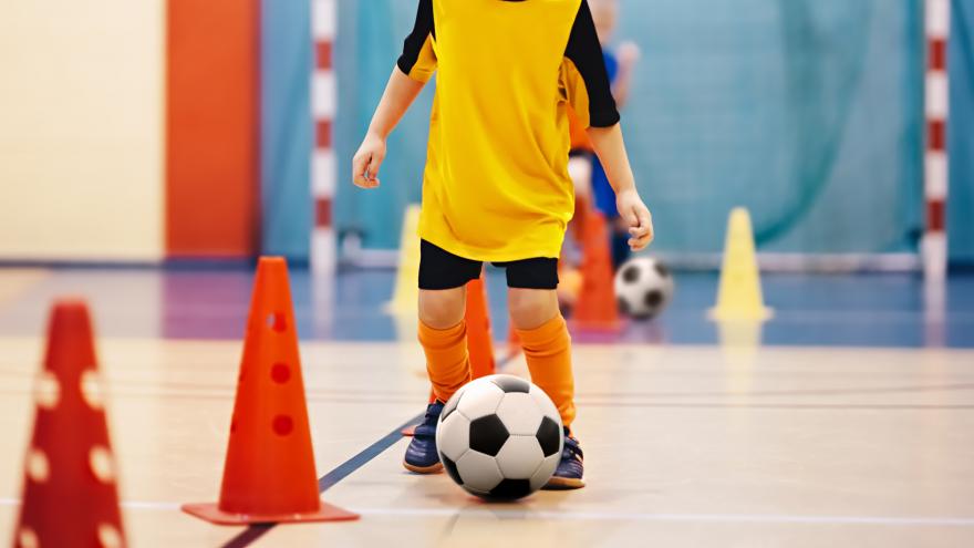 Conos niño balón futbol