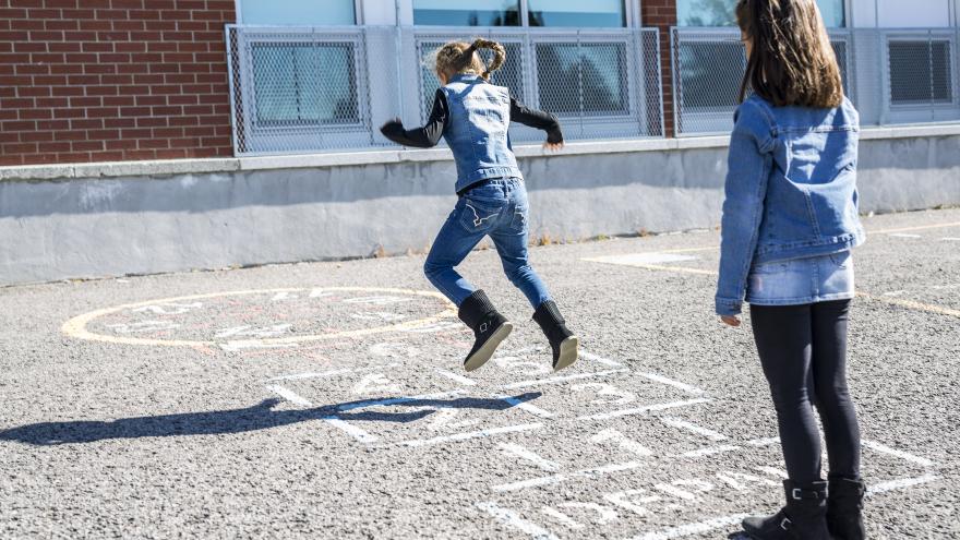 Dos niñas jugando en el patio de colegio