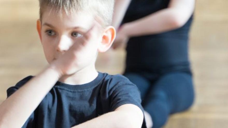 niños practicando danza