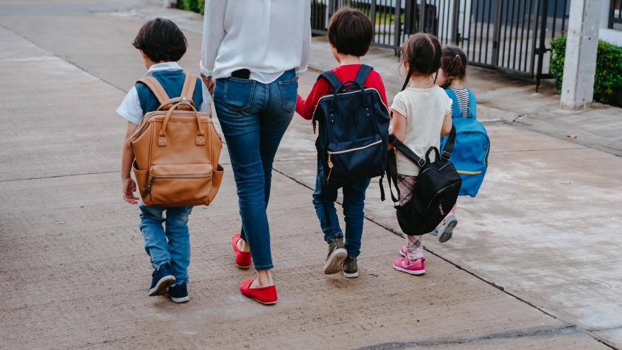 Niños yendo al colegio