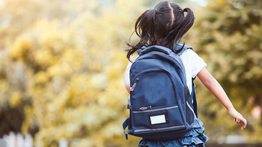 Una niña corriendo