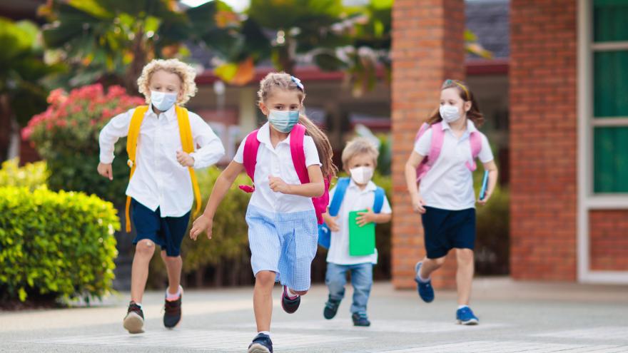 Niños corriendo con mascarilla