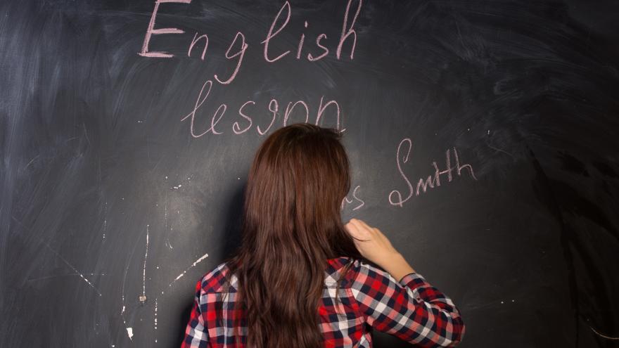 Una niña escribiendo en una pizarra