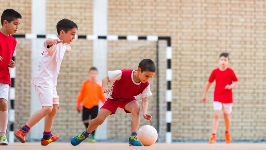 Imagen de niños jugando al fútbol