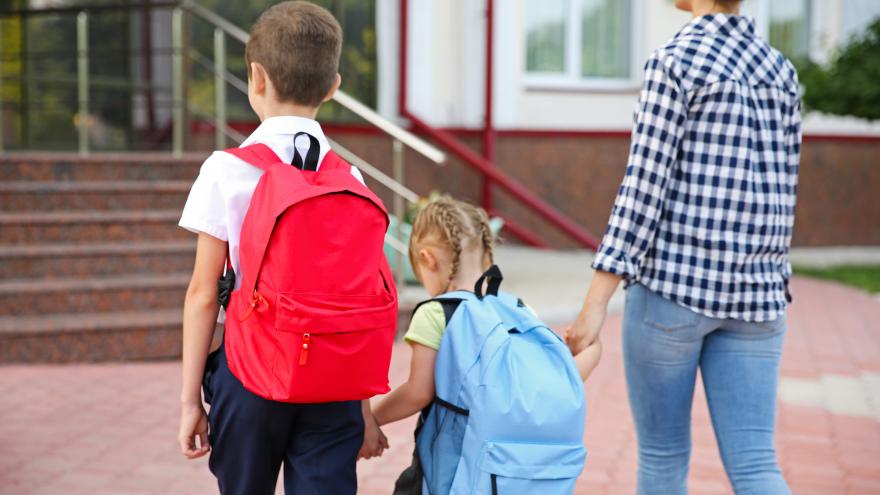 Niños yendo al colegio