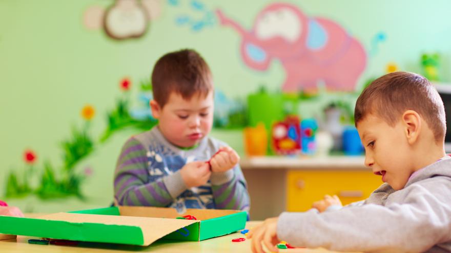 Niños con necesidades especiales en un centro de educación especial