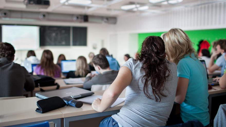 Jóvenes de espaldas en una clase