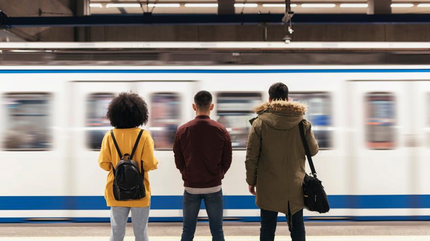 Grupo de jóvenes esperando a Metro de Madrid