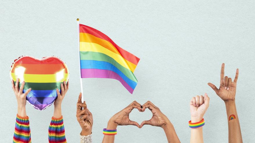 corazón, manos y banderas de LGTBI arcoiris